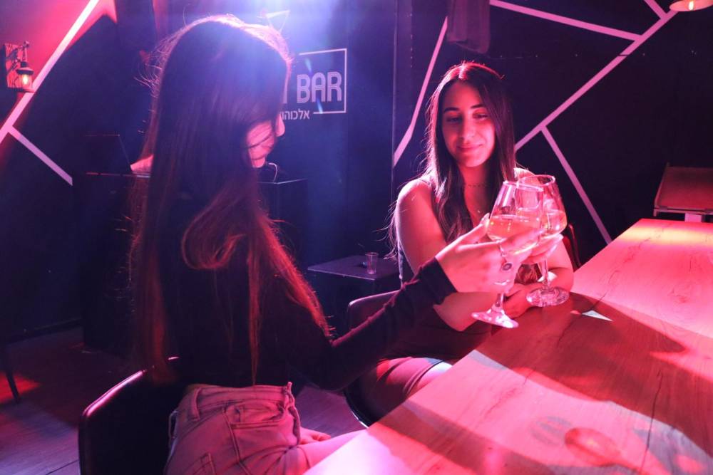 165285 חוגגים בשוגה בר, שוגה בר - Shuga Bar, וילה  ברחובות וילות - Vila 4 U