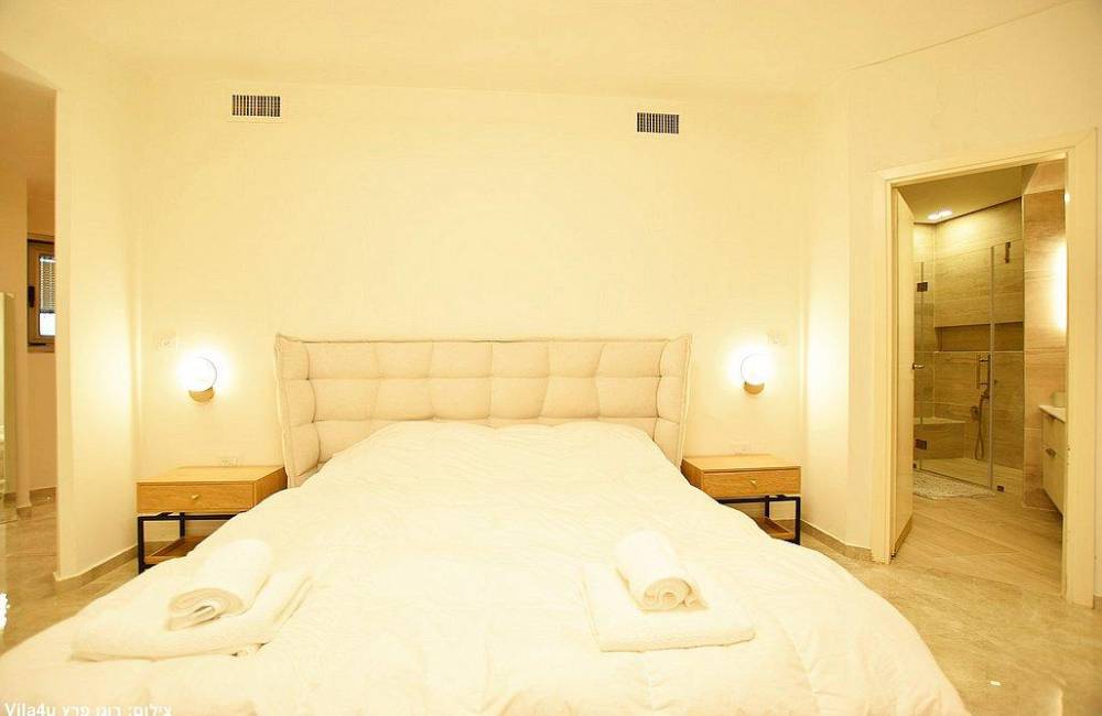 170023 גלרית פנים, וילת לוטוס השרון, וילה  בקיסריה וילות - Vila 4 U