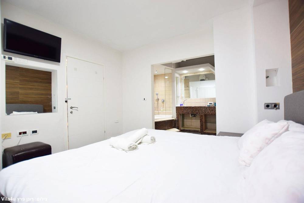 170124 גלרית פנים, מאור בכנרת, וילה  במגדל וילות - Vila 4 U