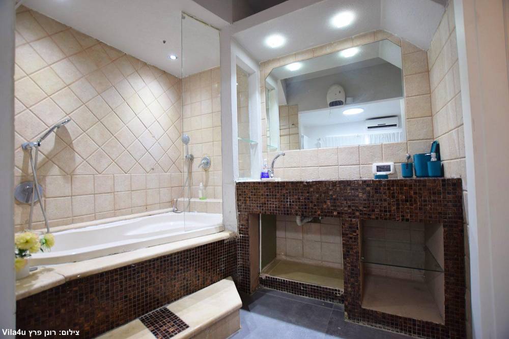 170140 גלרית פנים, מאור בכנרת, וילה  במגדל וילות - Vila 4 U