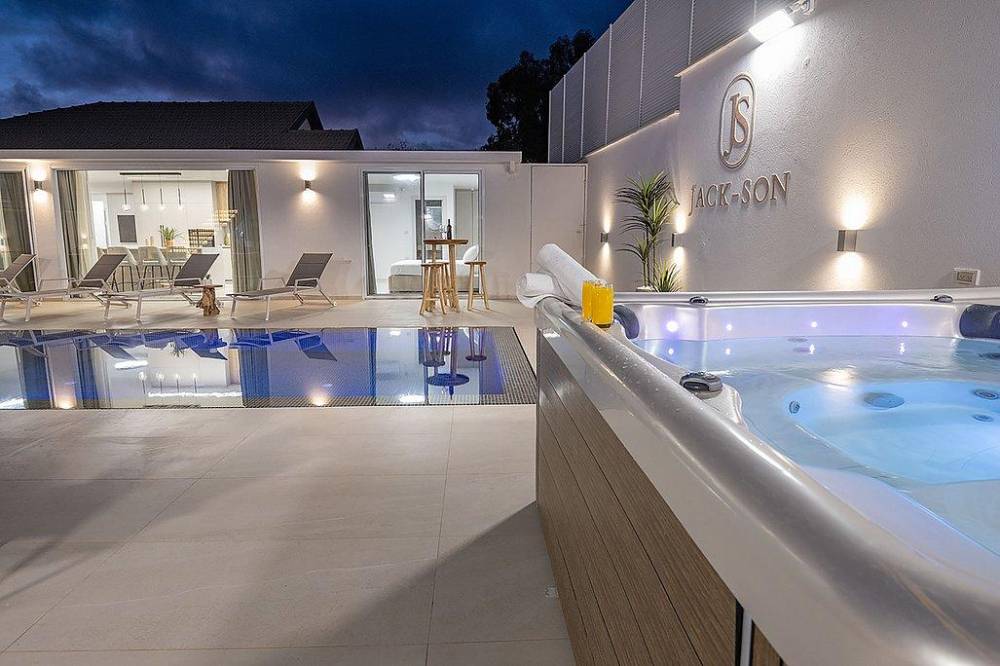 188680 המתחם החיצוני בלילה, וילה ג'קסון - Jack son, וילה  בעין יעקב וילות - Vila 4 U