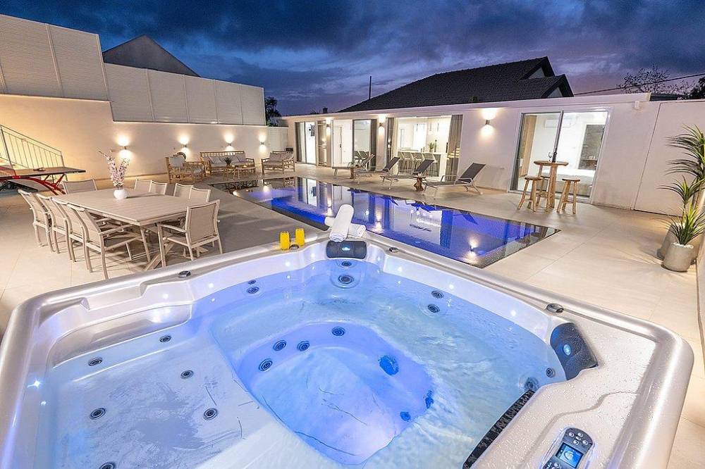 188681 המתחם החיצוני בלילה, וילה ג'קסון - Jack son, וילה  בעין יעקב וילות - Vila 4 U