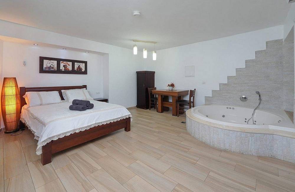 195122 גלרית פנים, שלווה במושבה - אירוח כפרי, וילה  במגדל וילות - Vila 4 U