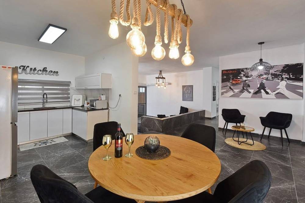 198390 גלרית פנים, וילה סוד האושר, וילה  בשלומי וילות - Vila 4 U