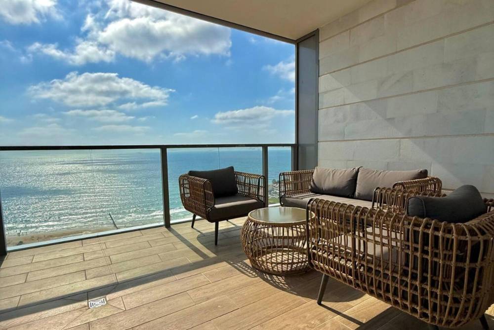 202014 מרפסת הדירה, פנינה על הים, וילה  בחדרה וילות - Vila 4 U