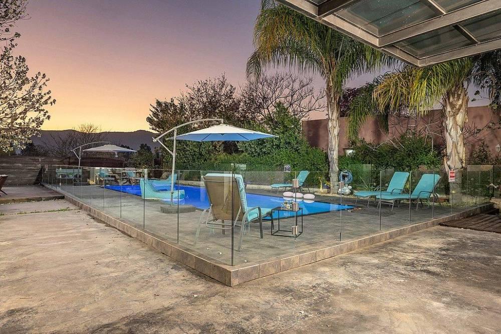 209864 המתחם בערב, וילה שירת הנחל, וילה  בשדה נחמיה וילות - Vila 4 U