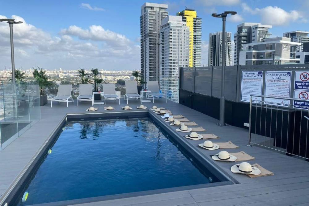 210642 מתחם הגג והבריכה, רויאל פנטהאוז, וילה  בבת ים וילות - Vila 4 U