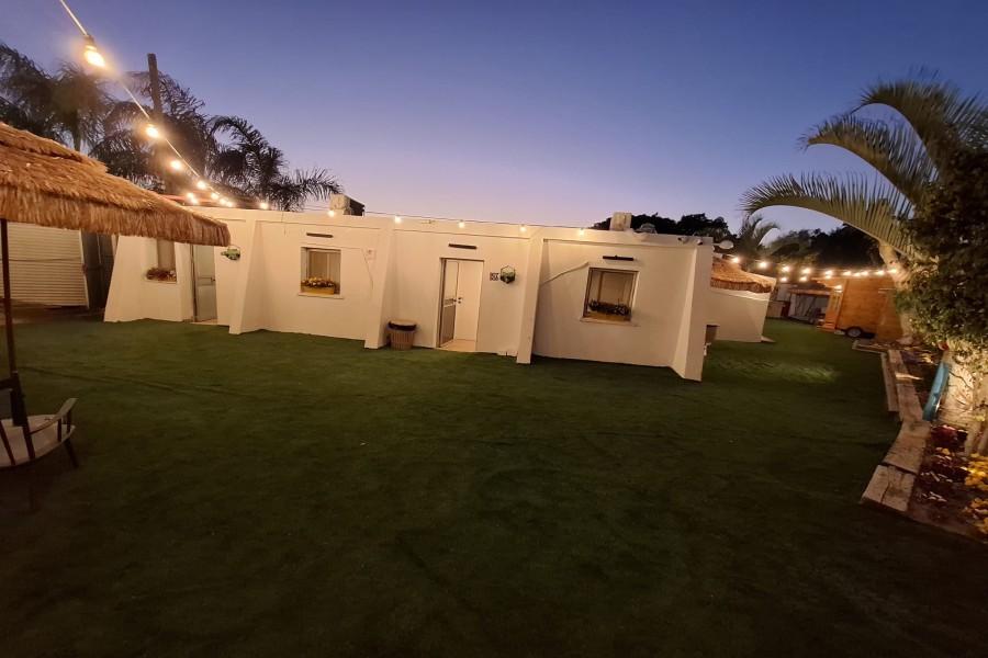 217133 מתחם חיצוני הבריכה והג'קוזי, כפר הים, וילה  בנתניה וילות - Vila 4 U