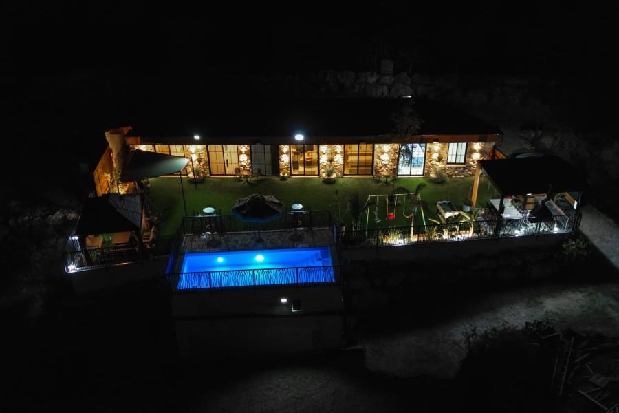 219334 המתחם החיצוני הנוף וחדר האוכל, סוויטות על הפסגה, וילה  בירכא וילות - Vila 4 U