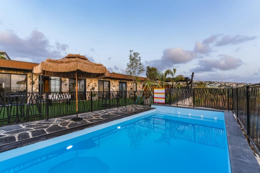 219342 המתחם החיצוני הנוף וחדר האוכל, סוויטות על הפסגה, וילה  בירכא וילות - Vila 4 U