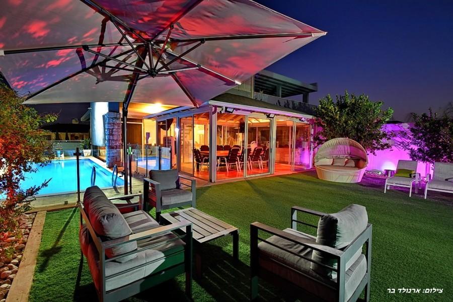 219534 המתחם החיצוני בערב, ריזורט הנסיכה, וילה  בנוף כנרת וילות - Vila 4 U