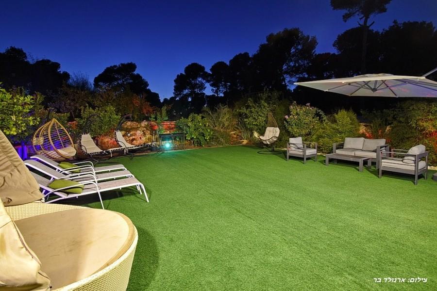 219538 המתחם החיצוני בערב, ריזורט הנסיכה, וילה  בנוף כנרת וילות - Vila 4 U