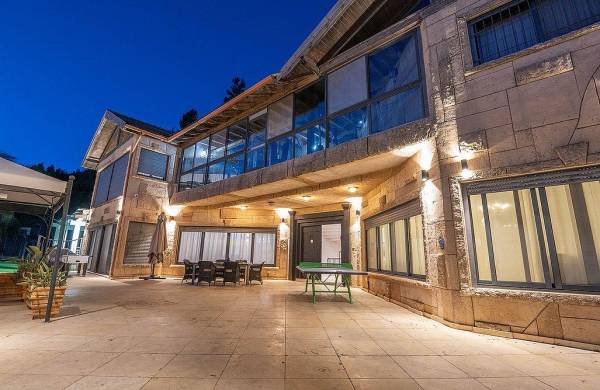 גני הצוק וילת אירוח