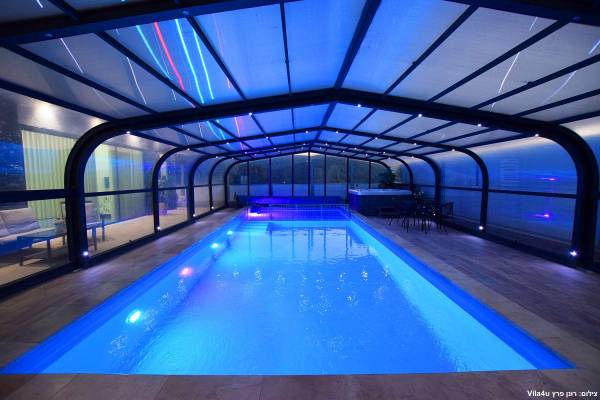 בריכת שחייה ענקית מתאימה לכל המשפחה