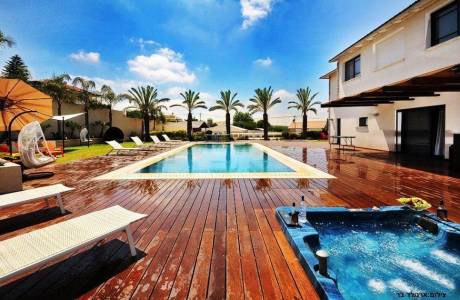 וילה קאסה רויאל   - חצר מפוארת