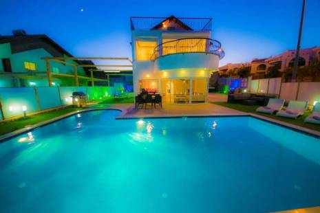 וילה ריף בריכה בלילה