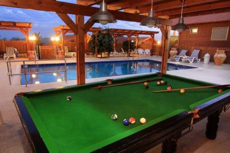 פינה בסגרה מיטות שיזוף ובריכה