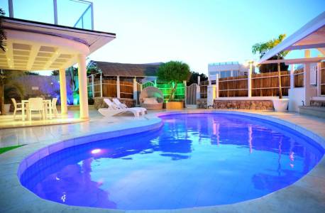 וילה גל - הבריכה והוילה